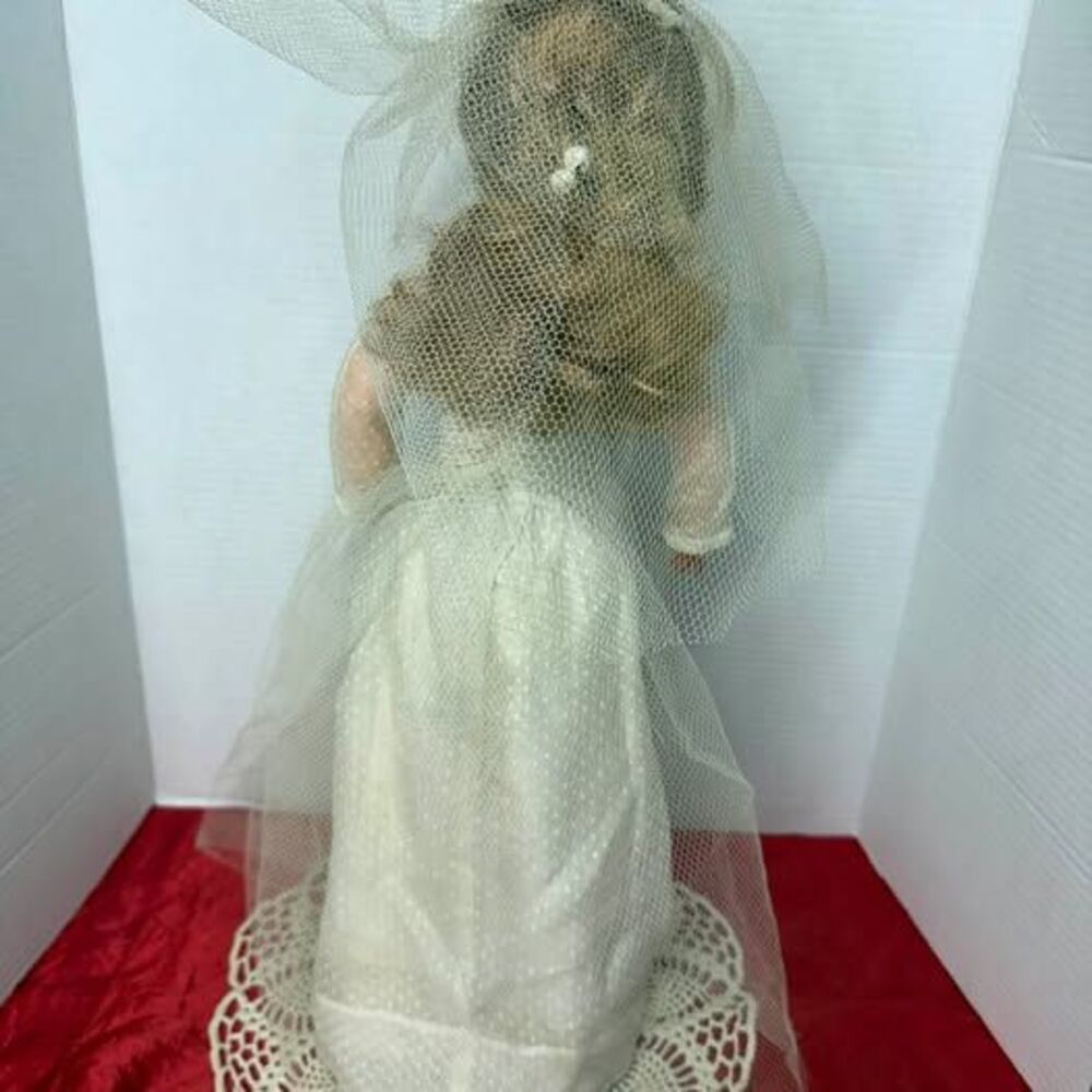 Vintage Bride Doll in White Lace Gown 1950s - Picture 7 of 10